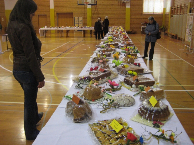 Veliko število potic in kolačev na razstavi, ki ga organizira Društvo podeželskih žena Prebold, v letu 2013